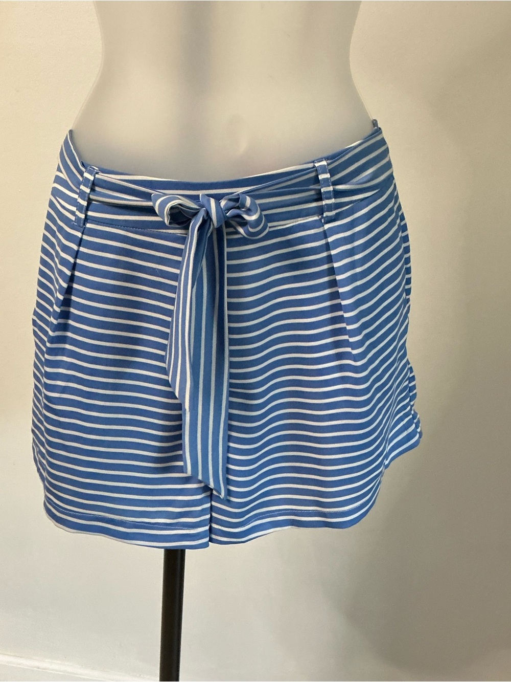 GUESS Ladies Casual Shorts – Size Small – Blue & White Striped